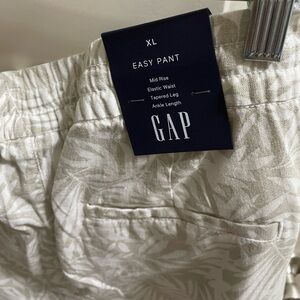 Gap easy linen pants. Mid-rise, elastic waist, tapered leg ankle length-XL-NWT